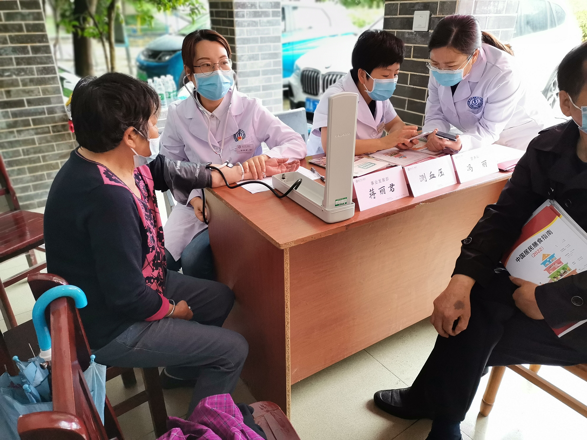 彭州市人民医院开展白内障筛查暨风湿疼痛义诊和营养健康宣教活动