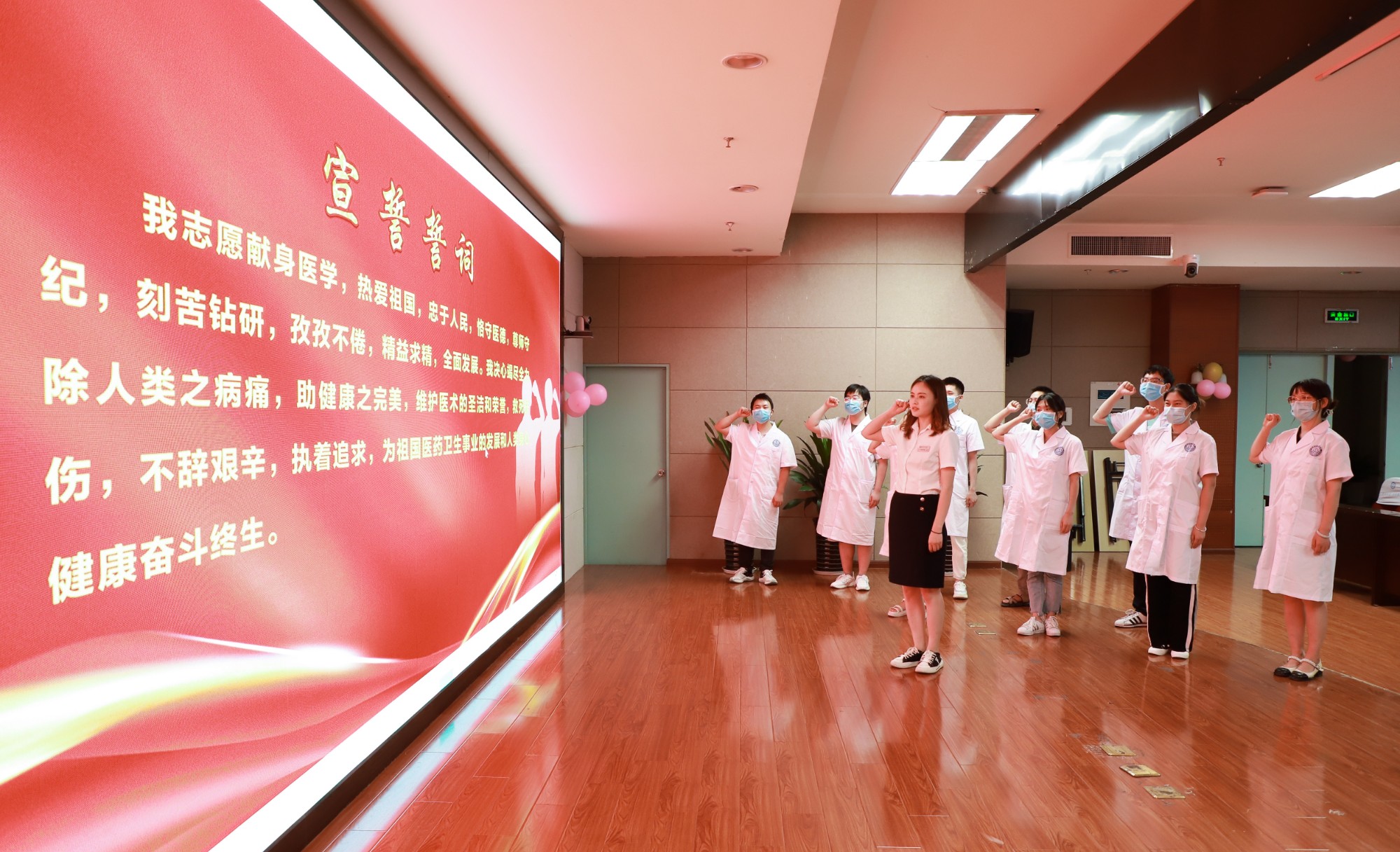 中国医师节 | 致敬健康路上“最可爱的人”!