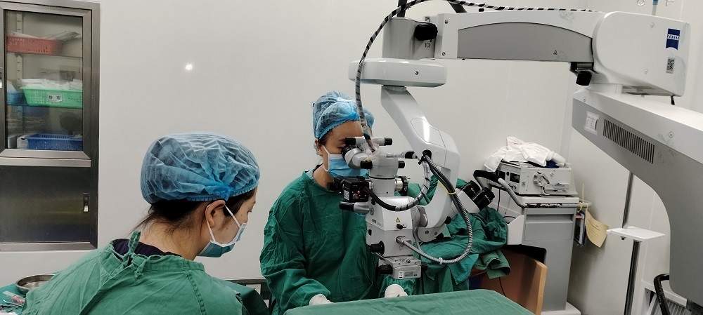 市人民医院眼科成功为68岁患者实施“右眼角膜板层层间羊膜移植术”